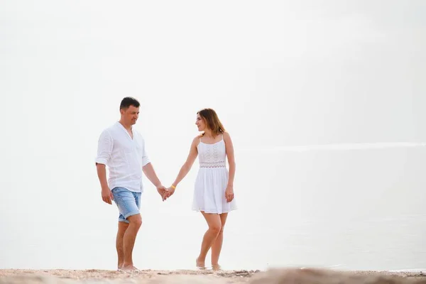 Vacation Couple Walking Beach Together Love Holding Each Other Happy — Stock Photo, Image