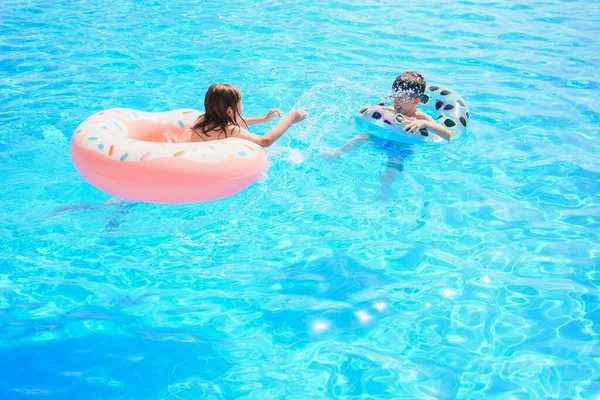 Alegre Hermano Hermana Nadando Piscina — Foto de Stock