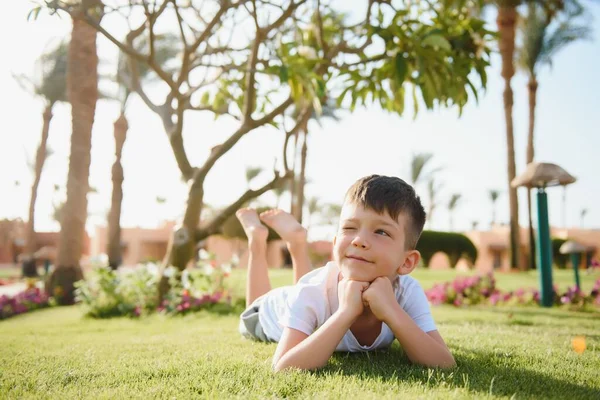 Menino Bonito Deitado Gramado Verde — Fotografia de Stock