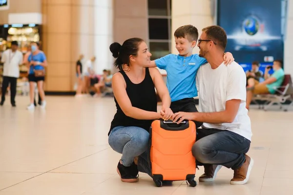 Retrato Familia Viajera Con Maletas Aeropuerto —  Fotos de Stock