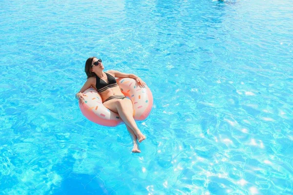 Hermosa Joven Con Rosquilla Inflable Piscina Azul — Foto de Stock