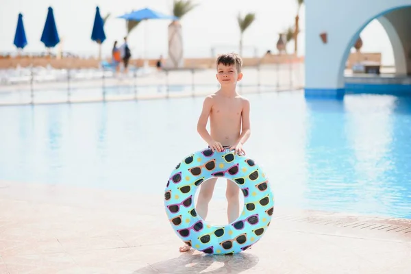 Μικρό Αγόρι Φουσκωτό Κύκλο Στην Πισίνα — Φωτογραφία Αρχείου