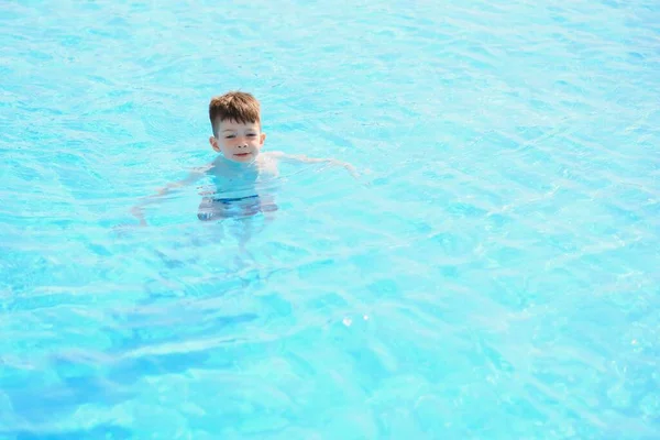 夏のプールで子供が飛び散る — ストック写真