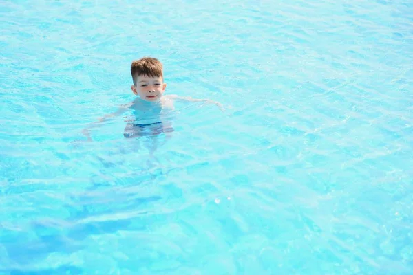 Spruzzi Bambino Sulla Piscina Estiva — Foto Stock