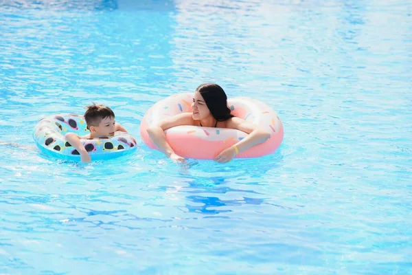 Mutlu Aile Genç Aktif Anne Sevimli Kıvırcık Bebek Yüzme Havuzunda — Stok fotoğraf