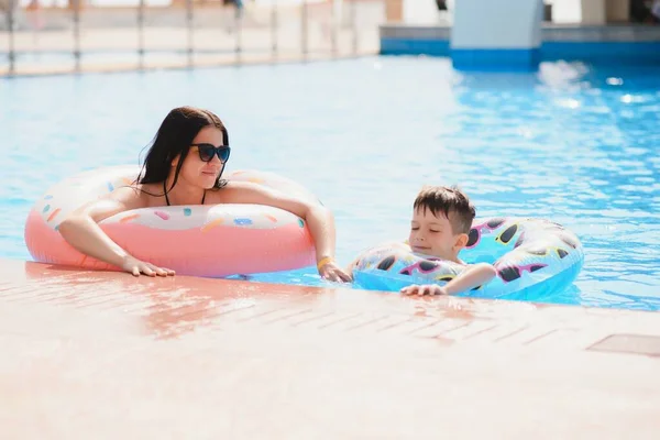 Madre Bambino Nella Piscina All Aperto Del Resort Tropicale Ragazzo — Foto Stock