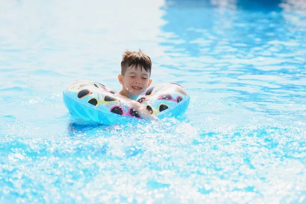 Criança Feliz Brincando Piscina Conceito Férias Verão — Fotografia de Stock