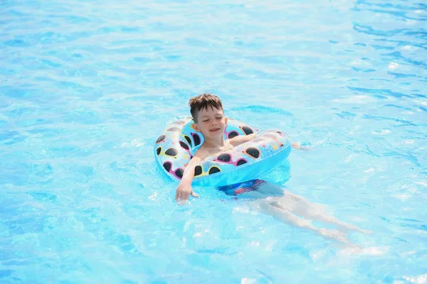 Happy Boy Swimming Pool Boy Alone Swimming Inflatable Ring Surronded — Stock Photo, Image