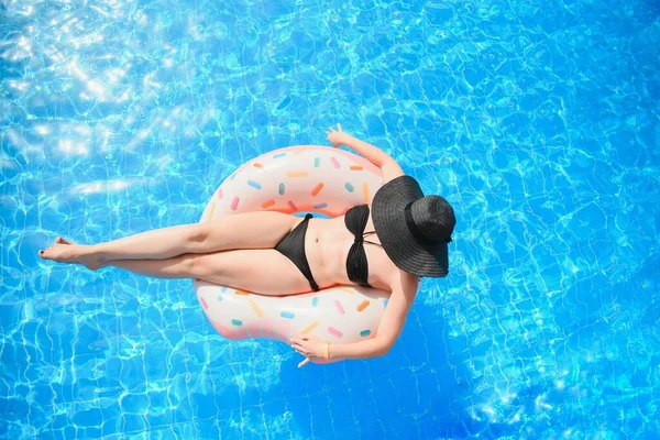 Hermosa Joven Con Rosquilla Inflable Piscina Azul — Foto de Stock