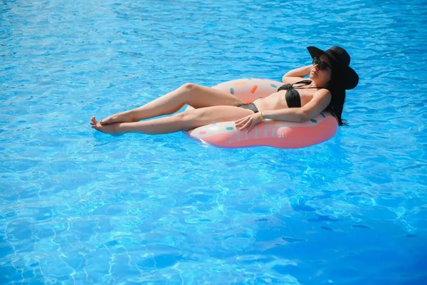 Hermosa Joven Con Rosquilla Inflable Piscina Azul — Foto de Stock