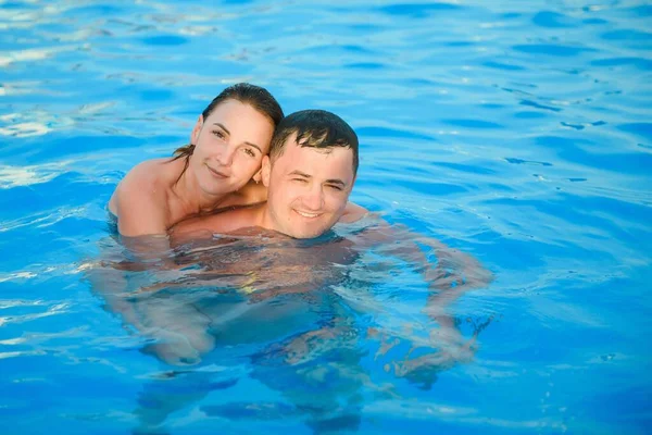 Portrait Smiling Couple Swimming Pool — Stock Photo, Image