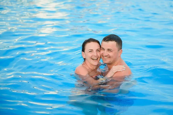 Portrait Smiling Couple Swimming Pool — Stock Photo, Image