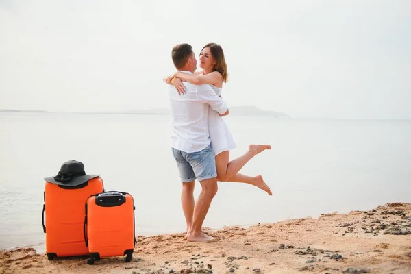 Young Couple Suitcase Beach Summer Day — Stock Photo, Image