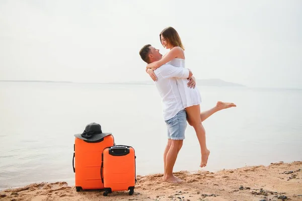 Jovem Casal Com Mala Praia Dia Verão — Fotografia de Stock