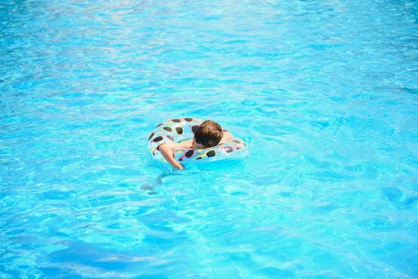 Счастливый Мальчик Плавает Бассейне Плоту — стоковое фото