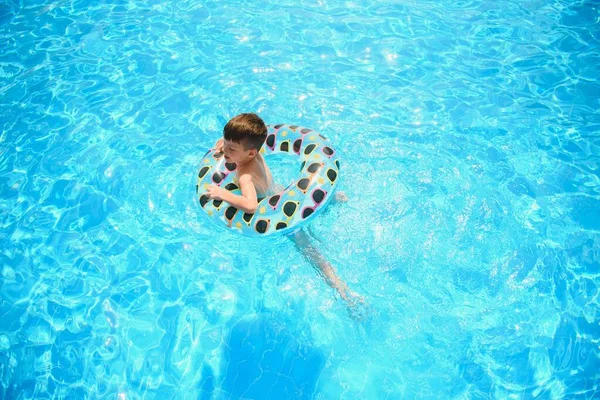 Детские Каникулы Дети Плавают Бассейне Дети Веселятся Аквапарке Забавный Мальчик — стоковое фото