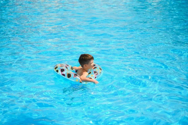 Crianças Férias Verão Criança Nadando Piscina Miúdos Divertirem Aquapark Menino — Fotografia de Stock