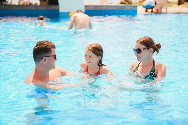 Familia Feliz Piscina Parque Acuático —  Fotos de Stock