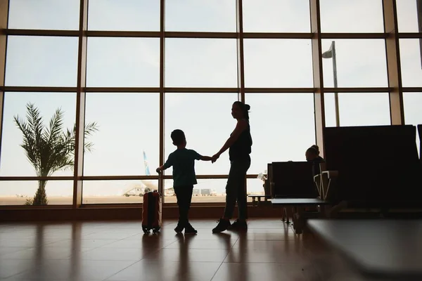 Família Aeroporto Antes Voo Mãe Filho Esperando Para Embarcar Portão — Fotografia de Stock