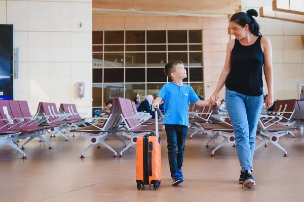 Familia Aeropuerto Antes Del Vuelo Madre Hijo Esperando Embarcar Puerta —  Fotos de Stock