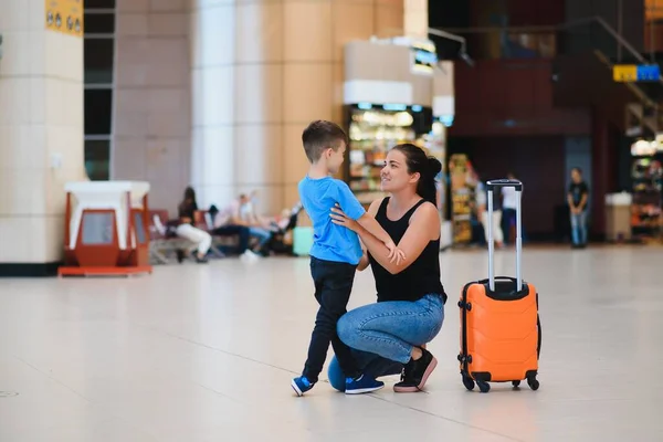 Familia Aeropuerto Antes Del Vuelo Madre Hijo Esperando Embarcar Puerta —  Fotos de Stock