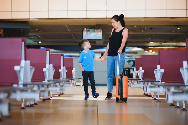 Familia Aeropuerto Antes Del Vuelo Madre Hijo Esperando Embarcar Puerta —  Fotos de Stock