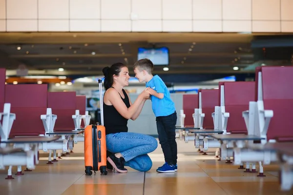 Mamá Con Hijo Pequeño Una Maleta Aeropuerto Concepto Viaje —  Fotos de Stock