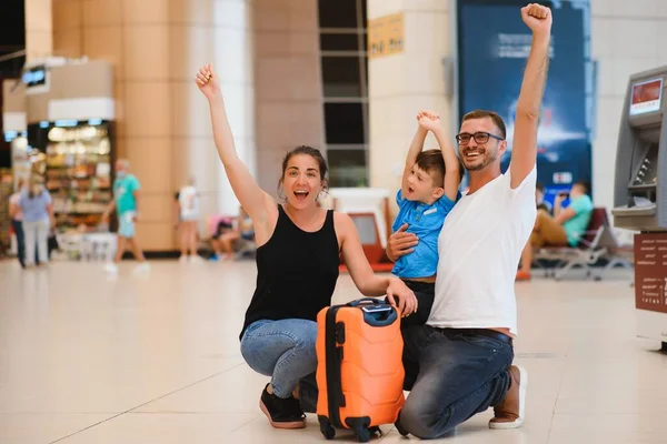 Retrato Familia Viajera Con Maletas Aeropuerto —  Fotos de Stock