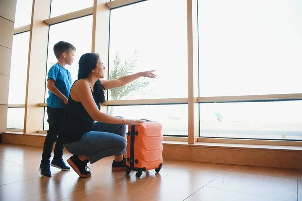 Mujer Hijo Pasando Por Terminal Del Aeropuerto —  Fotos de Stock