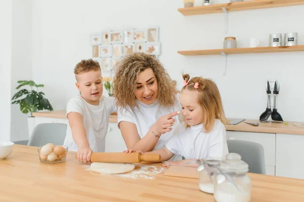 Сім Вивчає Новий Рецепт Разом Щаслива Мама Діти Змішують Інгредієнти — стокове фото