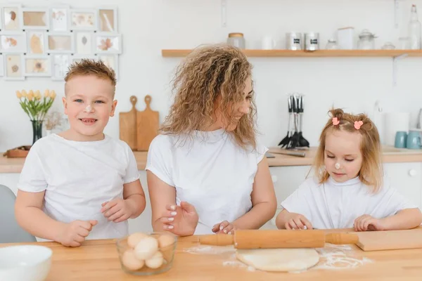 Famille Heureuse Dans Cuisine Mère Enfants Préparant Pâte Faire Cuire — Photo