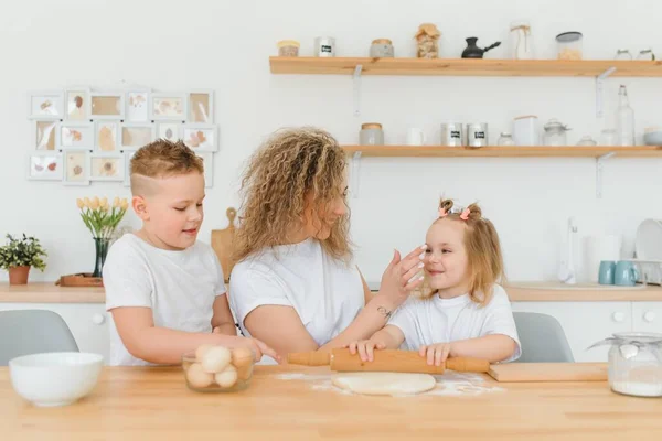 Счастливая Семья Кухне Мать Дети Готовят Тесто Пекут Печенье — стоковое фото