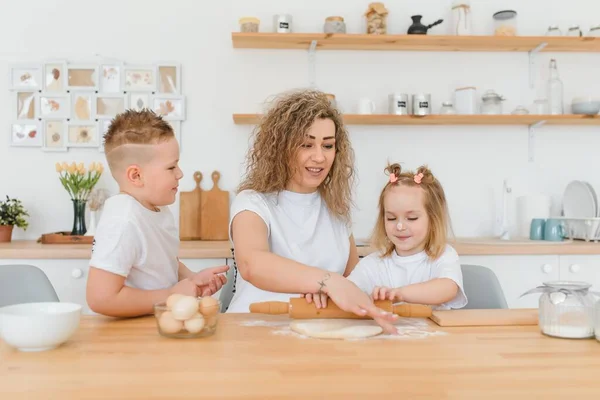 Famiglia Felice Cucina Madre Figli Che Preparano Impasto Cuocere Biscotti — Foto Stock