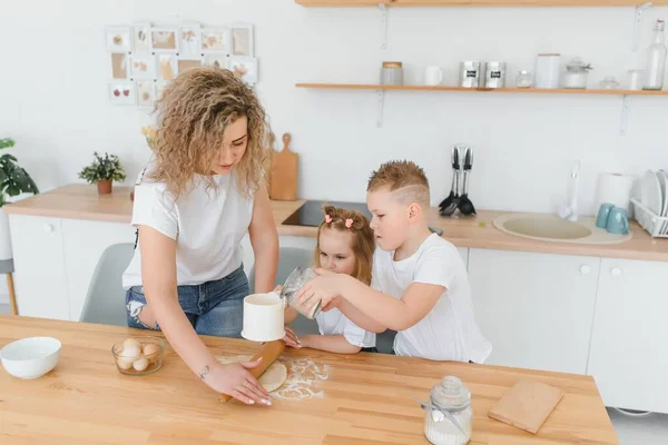 Сім Вивчає Новий Рецепт Разом Щаслива Мама Діти Змішують Інгредієнти — стокове фото