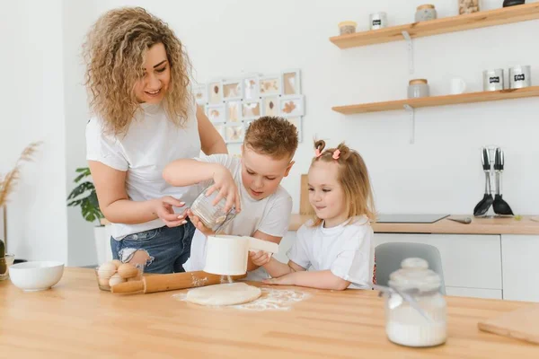 Famiglia Felice Cucina Madre Figli Che Preparano Impasto Cuocere Biscotti — Foto Stock