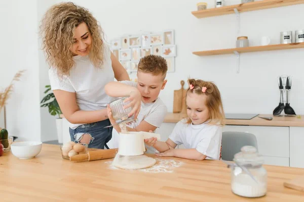 Famiglia Felice Cucina Madre Figli Che Preparano Impasto Cuocere Biscotti — Foto Stock