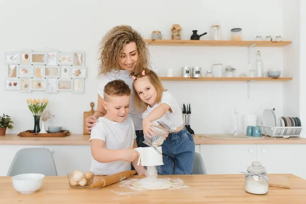 Семья Изучает Новый Рецепт Вместе Счастливая Мама Дети Смешивают Ингредиенты — стоковое фото