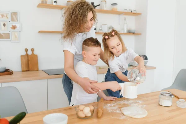 Rodzina Uczy Się Razem Nowego Przepisu Szczęśliwa Mama Dzieci Mieszanie — Zdjęcie stockowe