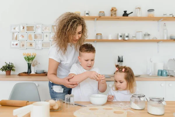 Famiglia Felice Cucina Madre Figli Che Preparano Impasto Cuocere Biscotti — Foto Stock