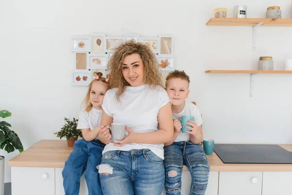 Mamma Con Suoi Due Figli Seduti Sul Tavolo Della Cucina — Foto Stock