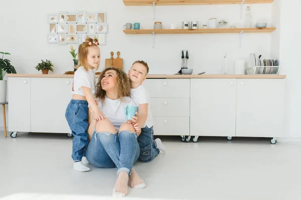 Felice Giovane Famiglia Mamma Con Bambini Piccoli Sedersi Sul Pavimento — Foto Stock