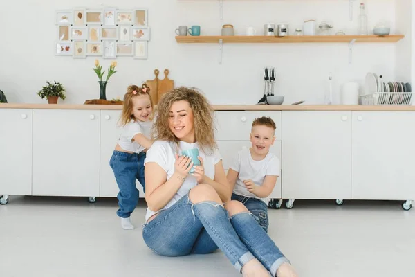 Felice Giovane Famiglia Mamma Con Bambini Piccoli Sedersi Sul Pavimento — Foto Stock