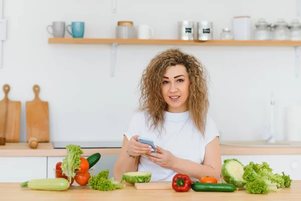 Jovem Mulher Preparando Salada Legumes Sua Cozinha Conceito Estilo Vida — Fotografia de Stock