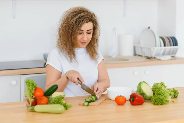 Mladá Žena Připravuje Zeleninový Salát Své Kuchyni Zdravý Životní Styl — Stock fotografie