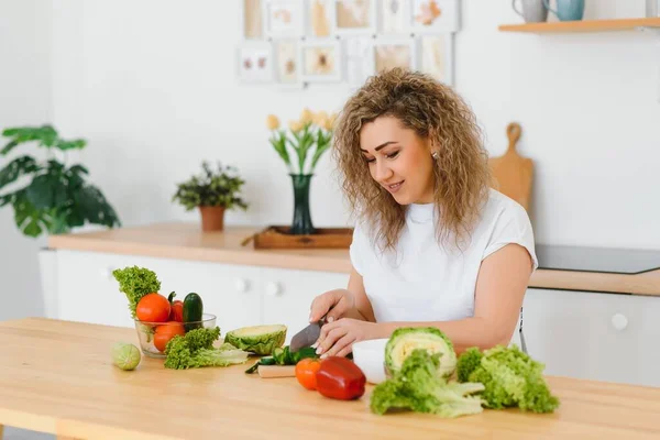 Mulher Fazer Salada Cozinha Conceito Estilo Vida Saudável Com Bela — Fotografia de Stock
