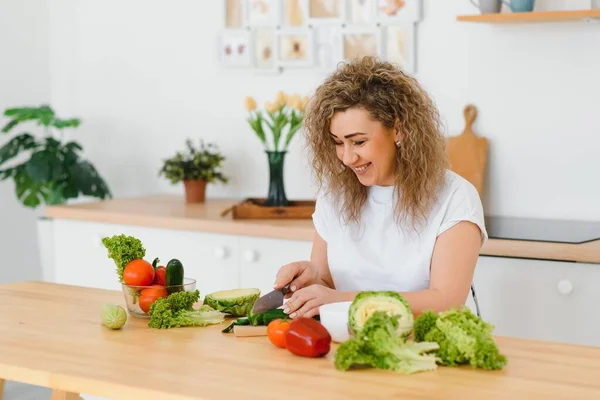 Jovem Dona Casa Feliz Misturando Salada Vegetal — Fotografia de Stock