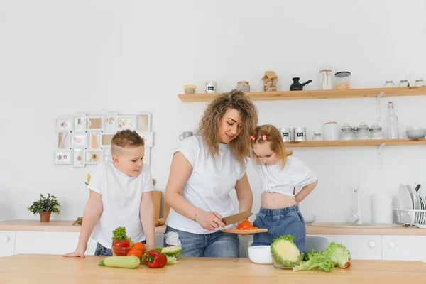 Mutfakta Bir Aile Çocuklu Güzel Bir Anne Beyaz Bluzlu Kadın — Stok fotoğraf