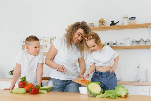 Madre Con Bambini Che Preparano Insalata Verdure Casa — Foto Stock