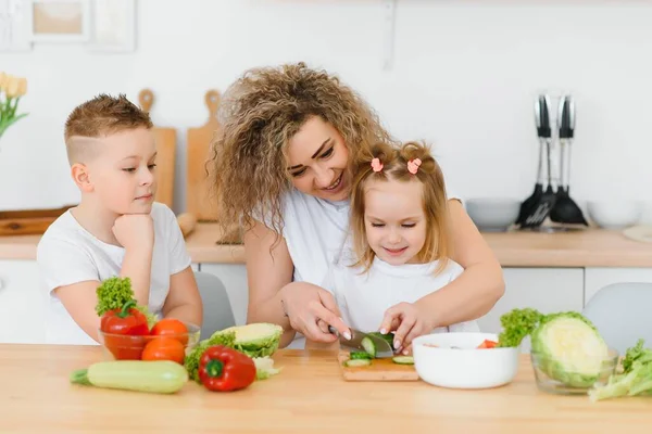 Familie Der Küche Schöne Mutter Mit Kindern Dame Weißer Bluse — Stockfoto