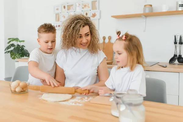 Rodzina Uczy Się Razem Nowego Przepisu Szczęśliwa Mama Dzieci Mieszanie — Zdjęcie stockowe